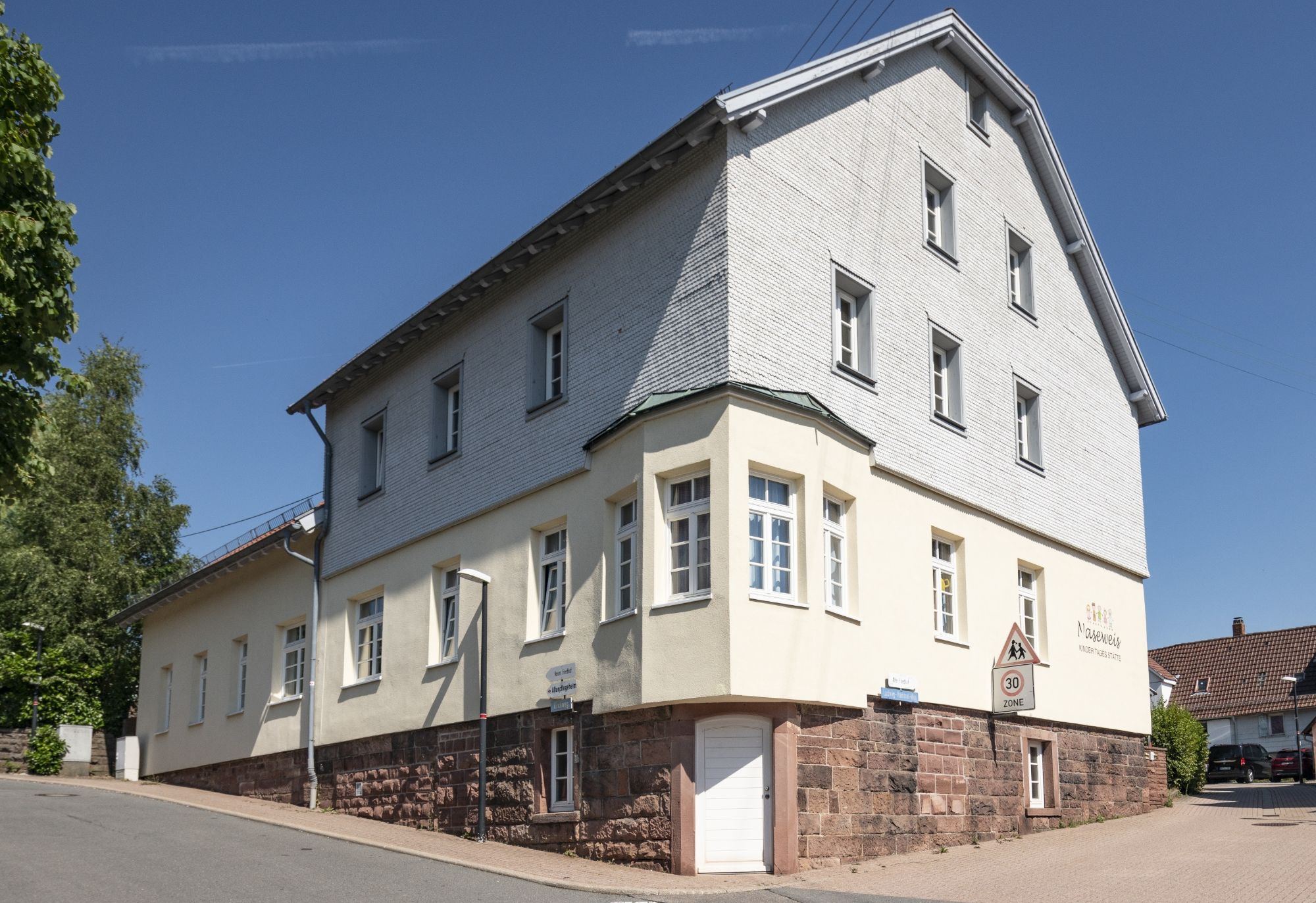 Das ehemalige Gaststättengebäude wurde liebevoll umgebaut und energetisch saniert. Die großzügigen Räume und der weitläufige Garten laden zum Spielen, Verstecken und Toben ein.