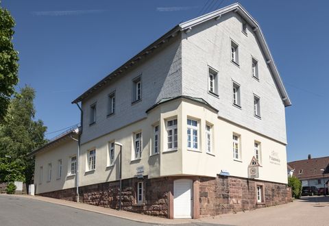 Das ehemalige Gaststättengebäude wurde liebevoll umgebaut und energetisch saniert. Die großzügigen Räume und der weitläufige Garten laden zum Spielen, Verstecken und Toben ein.